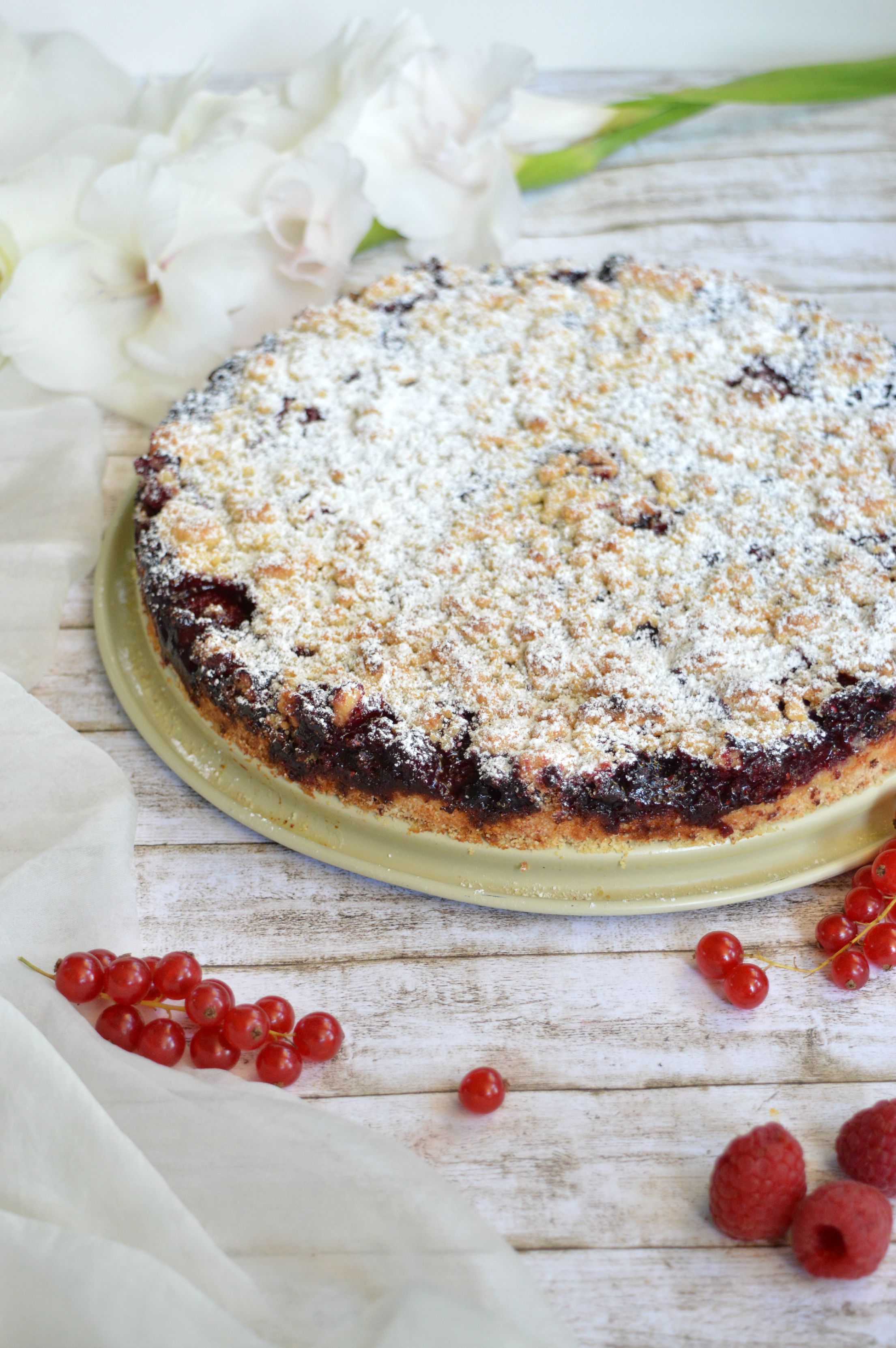 Beerenkuchen mit Rosmarinstreuseln