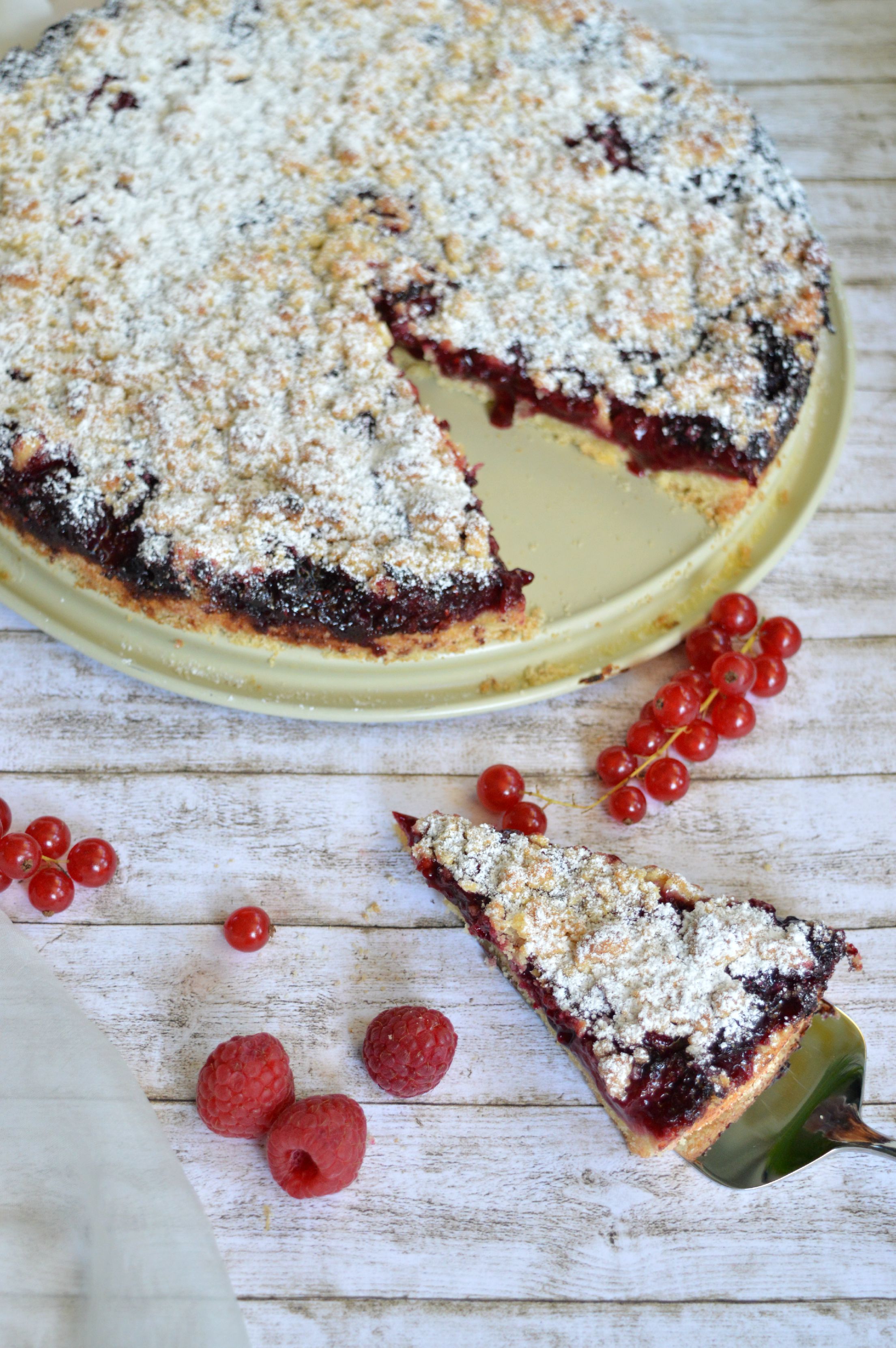 Beerenkuchen mit Rosmarinstreuseln