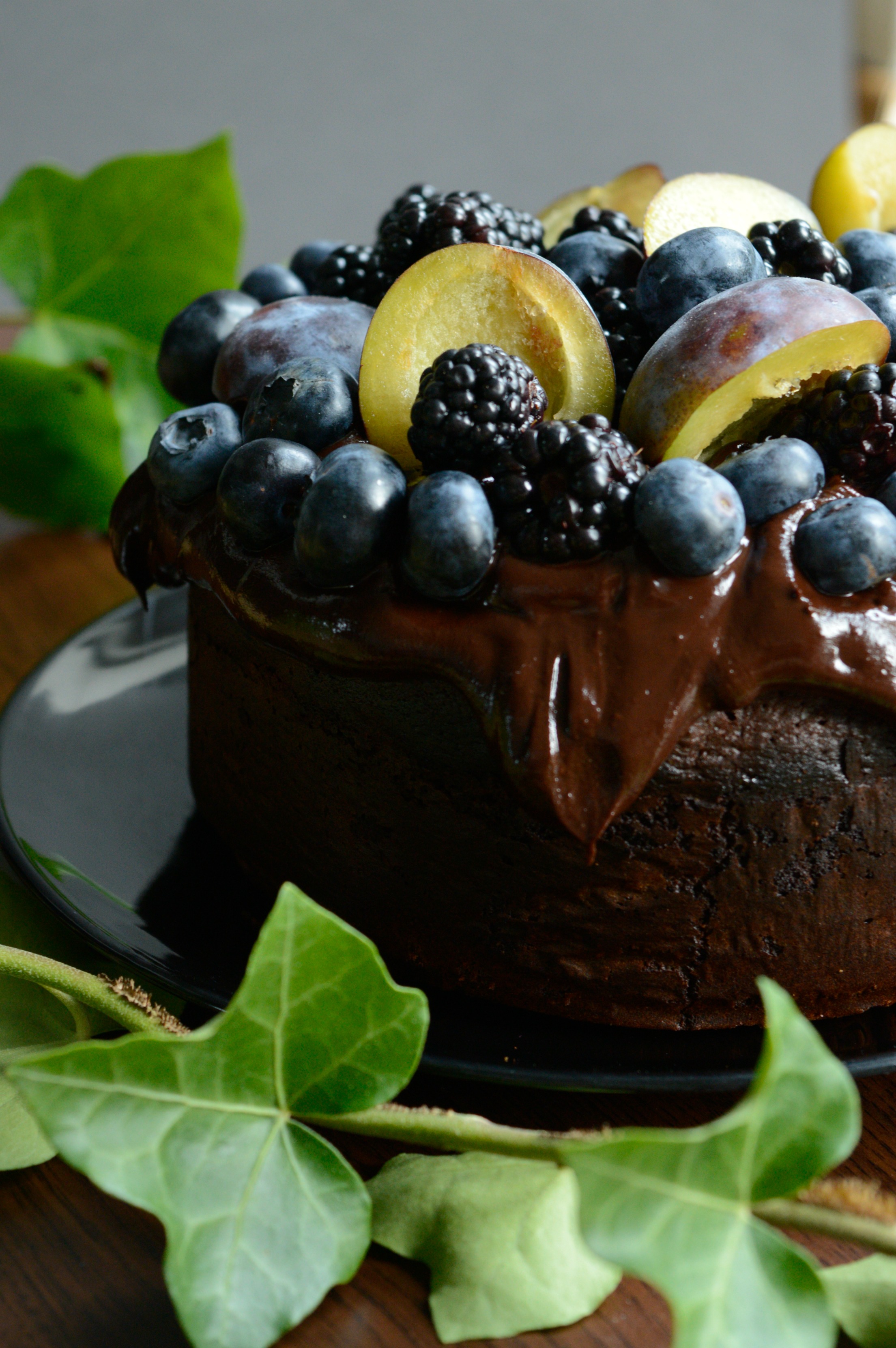 Schokoladenkuchen mit schwarzen Früchten