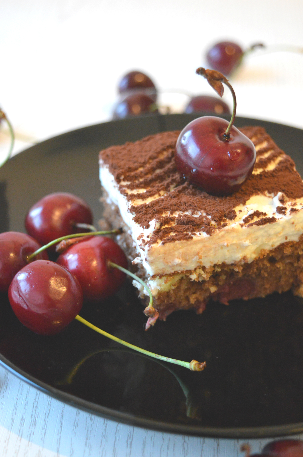 Schwarz-Weiß Kuchen mit Kirschen