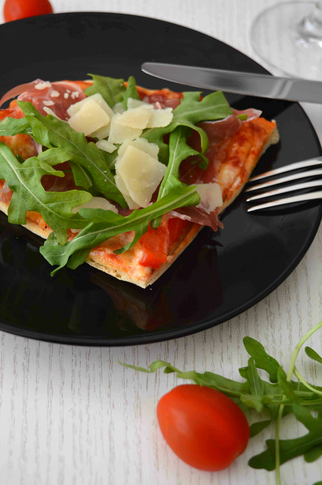 Pizza mit Rucola und Parmaschinken