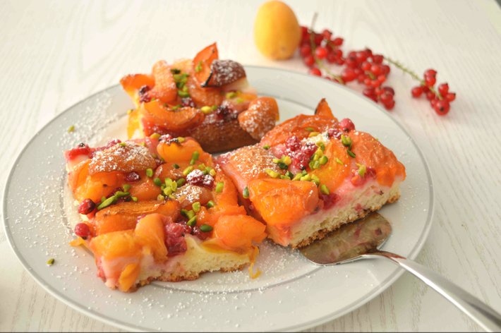 Aprikosenkuchen mit Johannisbeeren